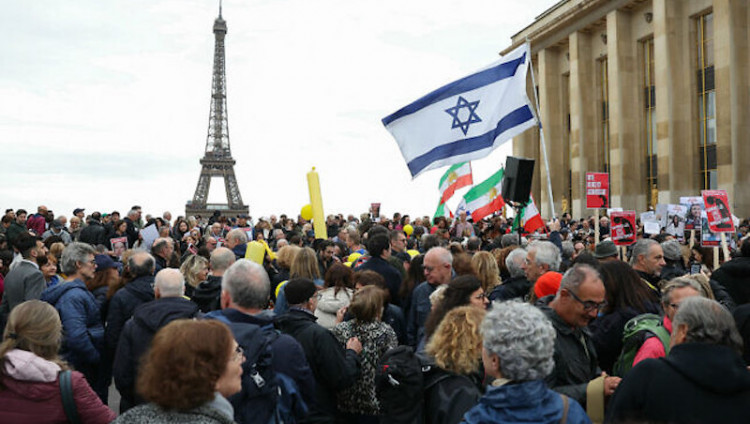 На митинге у Эйфелевой башни в Париже почтили память жертв 7 октября и призвали к освобождению заложников