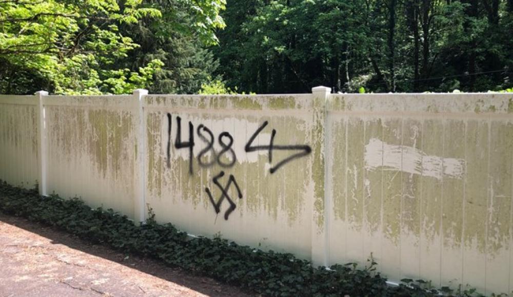 В Портленде мемориал Холокоста изрисовали свастиками