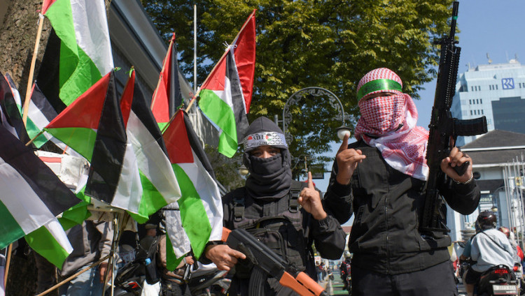 На острове Ява протестующие устроили демонстрацию-маскарад «в стиле ХАМАС»