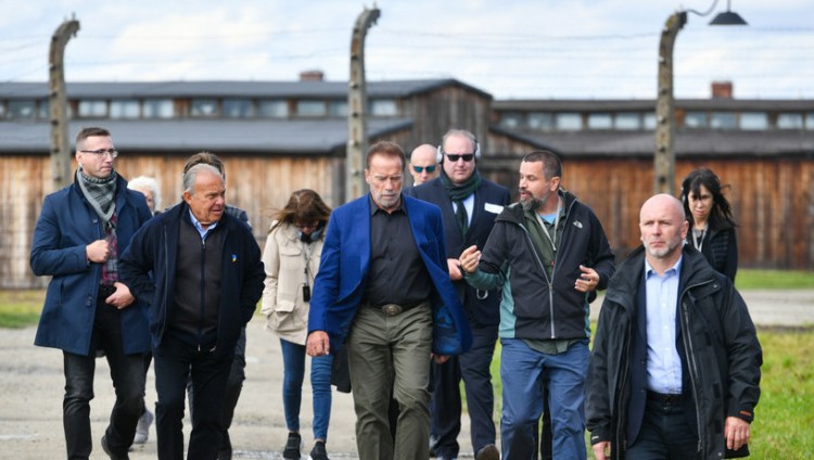 Арнольд Шварценеггер посетил Освенцим
