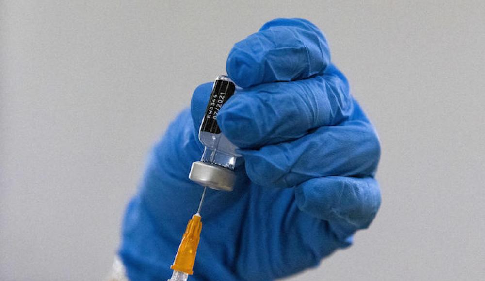 Минздрав Израиля разрешил вакцинацию третьей дозой некоторым категориям населения