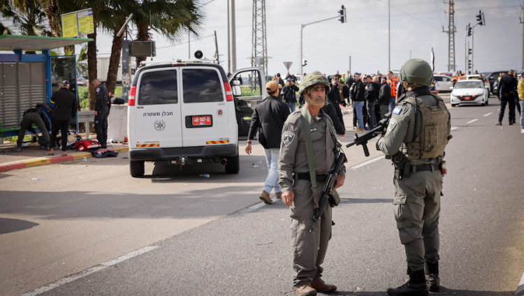 Два человека убиты, четверо ранены в результате теракта на юге Израиля