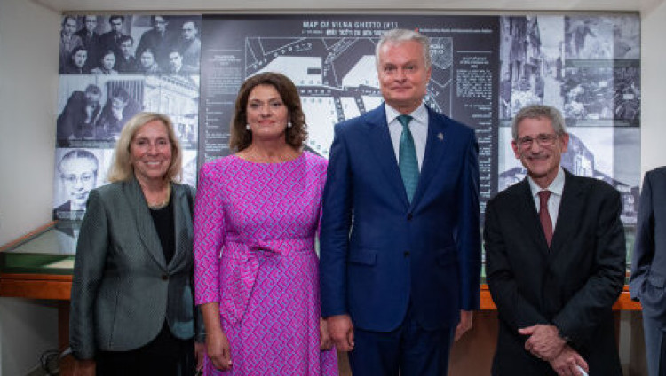 Президент Литвы в Нью-Йорке открыл мемориальную доску библиотекарю, спасшему от нацистов еврейские книги