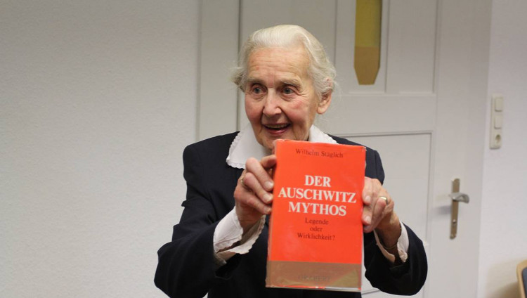 Отрицающая геноцид евреев в Освенциме 95-летняя Урсула Хавербек подтвердила свое мнение в суде