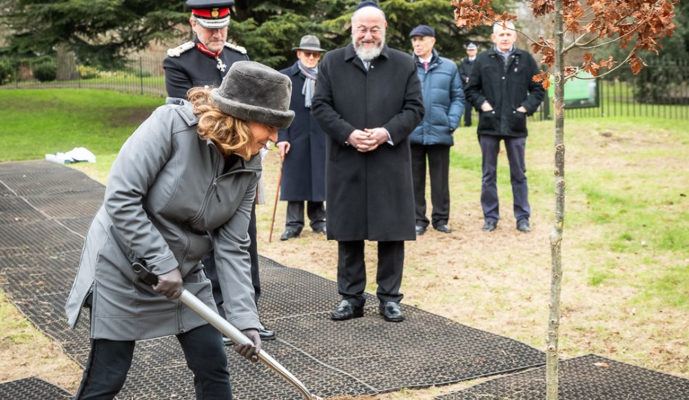 Евреи Лондона почтили память жертв Холокоста посадкой деревьев в Гайд-парке