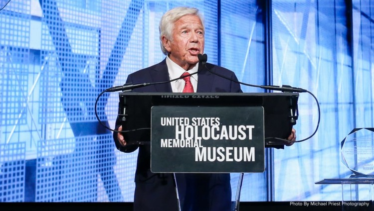 Роберт Крафт запускает кампанию «Голубой квадрат» стоимостью $25 млн для борьбы с антисемитизмом