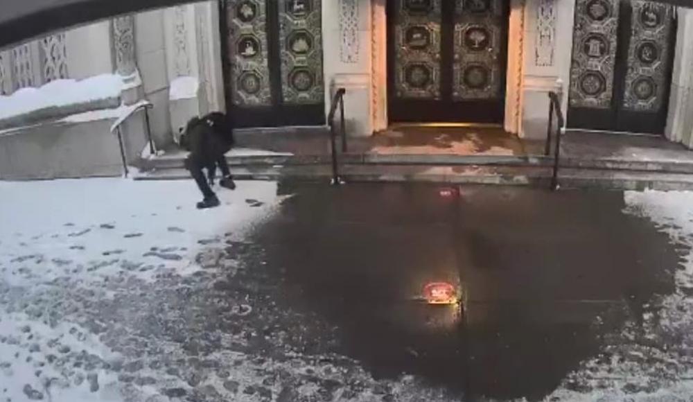 Жителя Гарлема арестовали за рисование свастики на снегу у синагоги