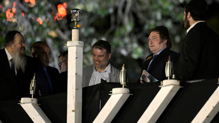 «Силы небесные поддержат Израиль». Президент Аргентины надел кипу и зажег шестую свечу ханукии