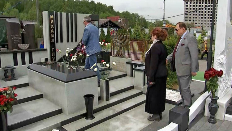 Памятник композитору Михаилу Глузу открыли на Востряковском кладбище в Москве