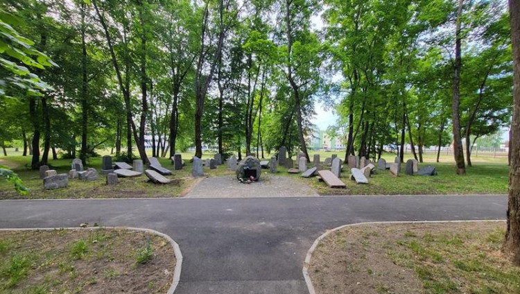 В Даугавпилсе из недавно найденных еврейских надгробий создали мемориал городским евреям