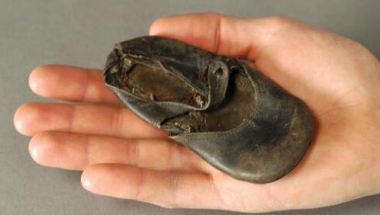 Детскую обувь в музее Освенцима удалось сохранить благодаря сбору пожертвований