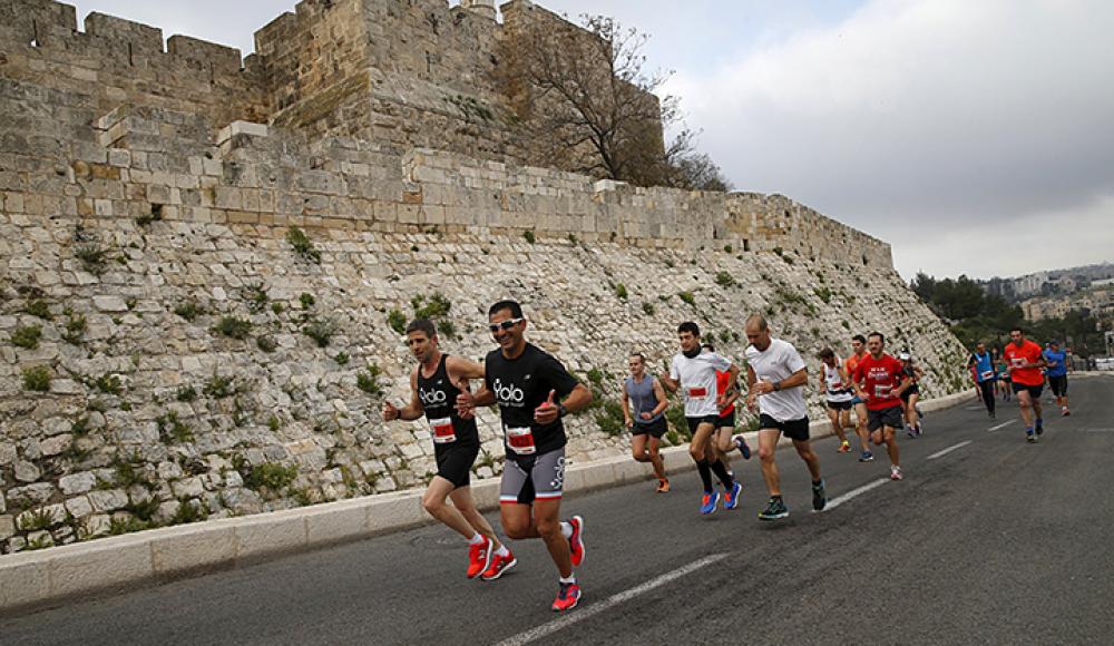 Порядка 20 000 человек участвуют в десятом Иерусалимском марафоне