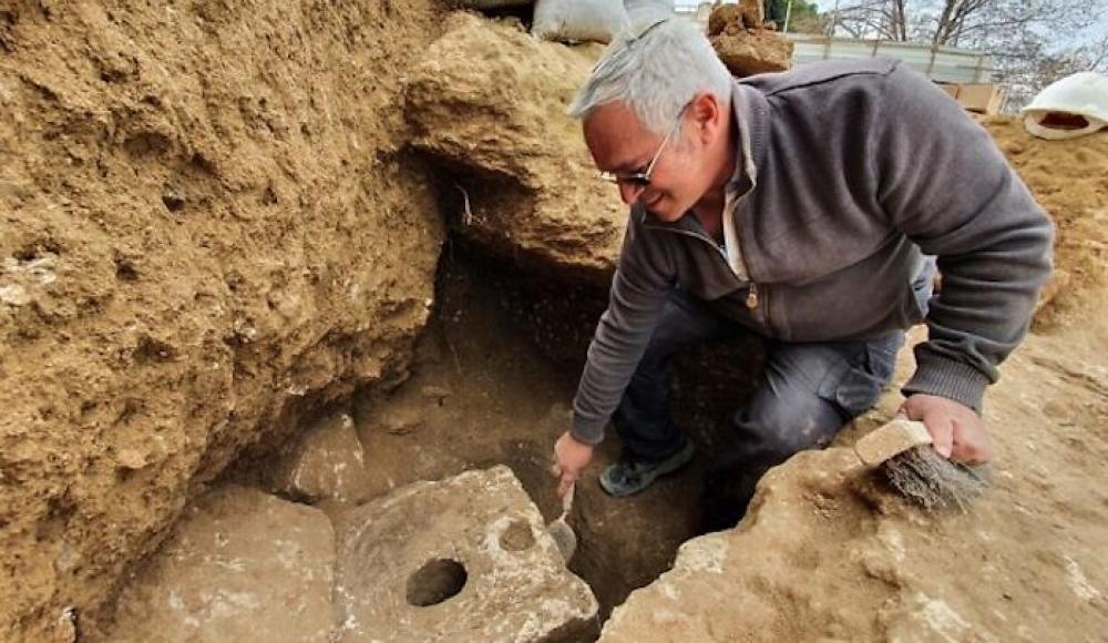 Археологи раскопали в Иерусалиме «унитаз» из известняка возрастом 2700 лет