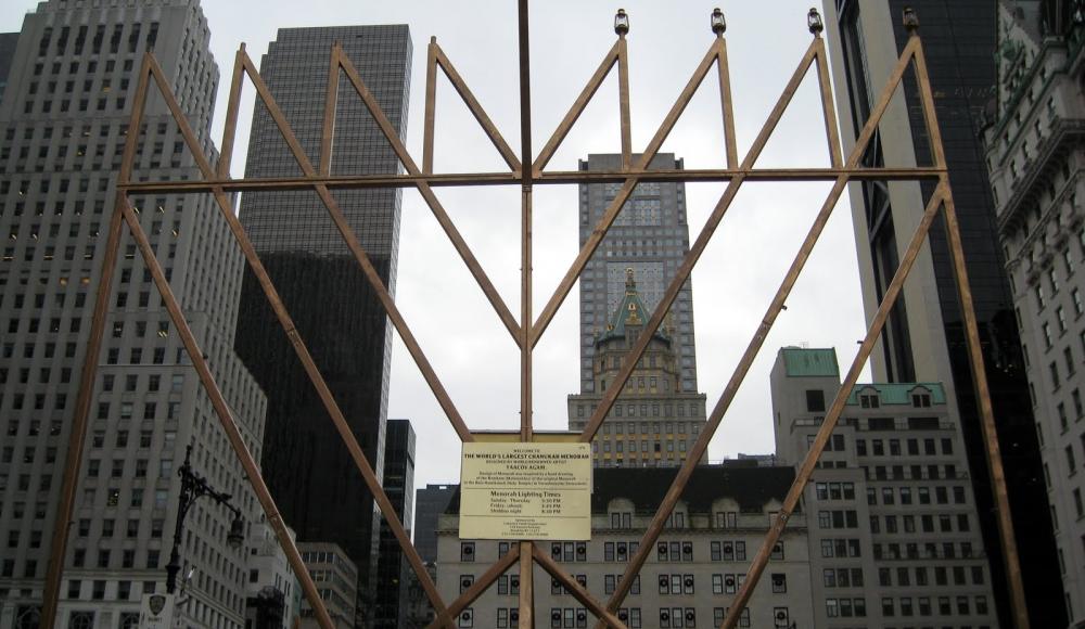 Мэр Нью-Йорка зажег свечу на самой большой ханукие в мире