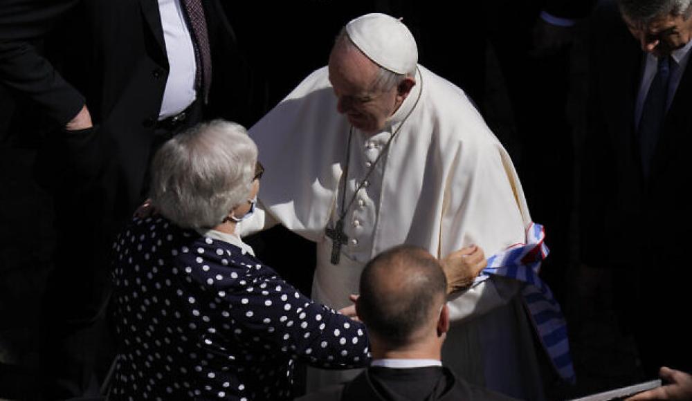 Папа Римский поцеловал татуировку бывшей узницы Освенцима