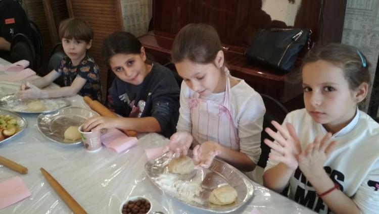 В ставропольской воскресной еврейской  школе прошел мастер-класс по изготовлению ханукальных пончиков