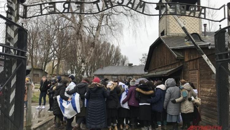 Туристку задержали за нацистское приветствие у ворот Освенцима