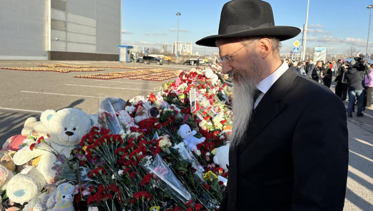 Берл Лазар зажег свечу памяти у стихийного мемориала у «Крокус сити холла»