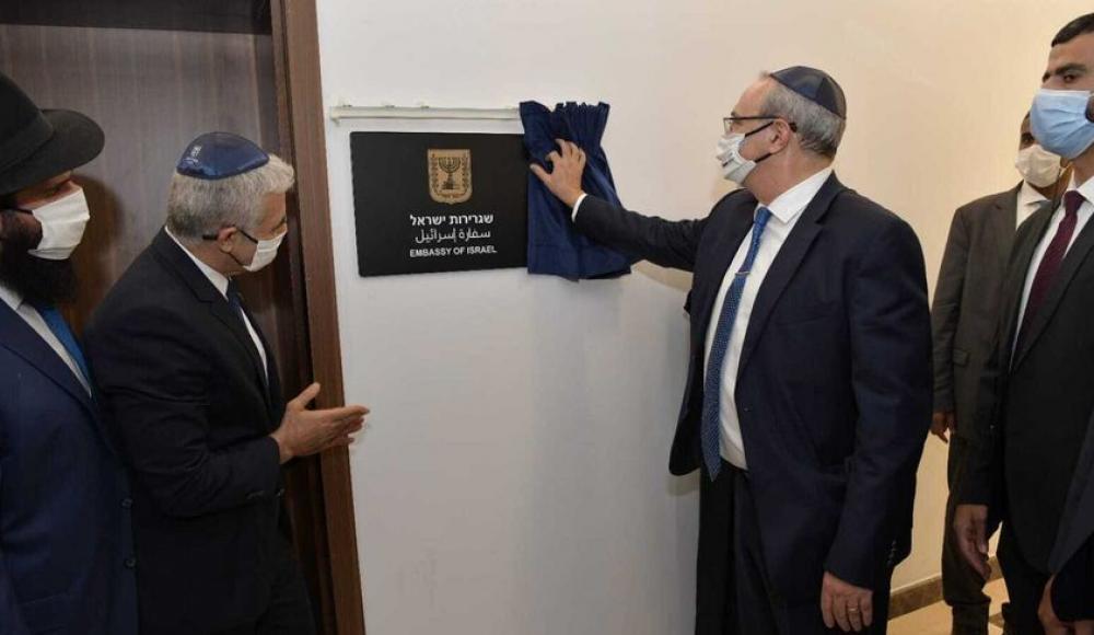 Лапид прикрепил мезузу у входа в посольство Израиля и поблагодарил Нетаньяху за соглашение с ОАЭ