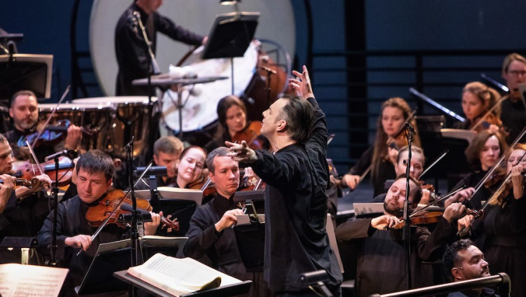 Оркестр Теодора Курентзиса исполнит 13-ю симфонию Шостаковича на открытии сезона в «Зарядье»