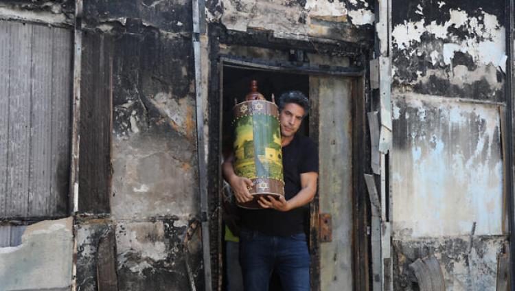 Мансур Аббас: мы отремонтируем синагоги, сожженные арабами