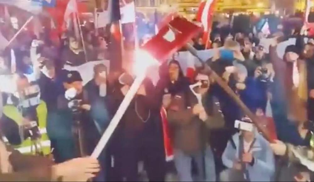 Польские националисты на митинге сожгли исторический пакт о защите прав евреев