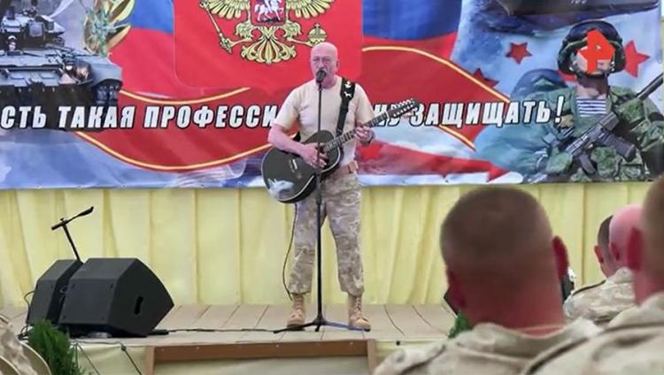 Александр Розенбаум выступил на российской авиабазе Хмеймим в Сирии