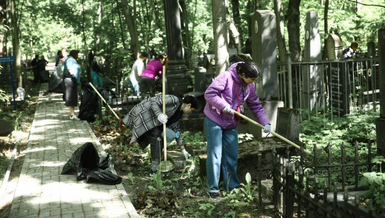 Петербургская община провела воскресник на еврейском кладбище