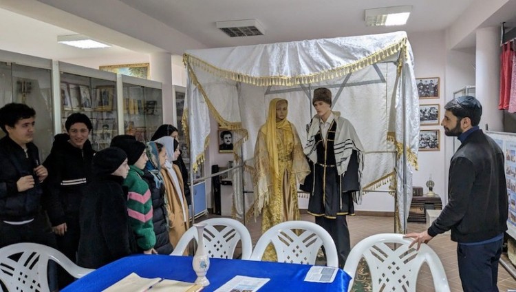 Дербентские школьники на экскурсии в синагоге «Келе-Нумаз»