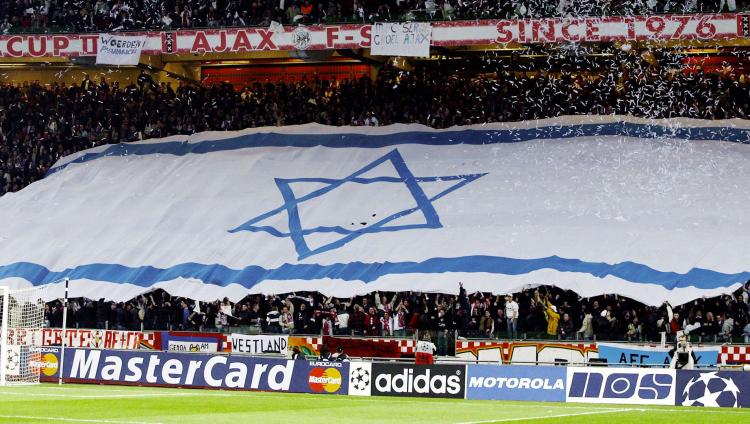 «ХАМАС-ХАМАС, евреям газ». Полиция расследует антисемитскую выходку на матче «Аякса»