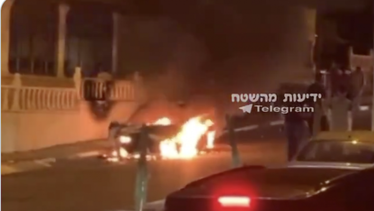 Израильский автомобиль забросали камнями и подожгли в палестинской деревне