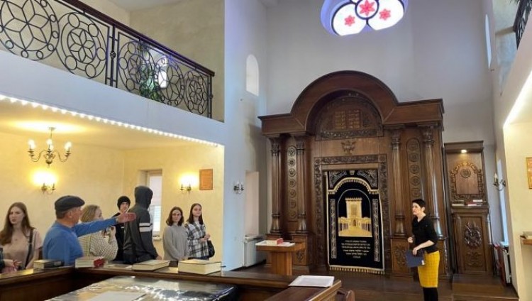 Студенты президентской академии посетили синагогу Саратова