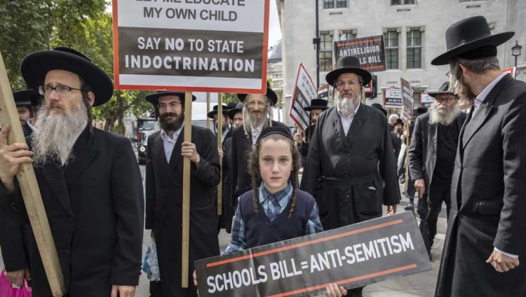 Протест британских ортодоксов: «Мы сами выбираем образование для своих детей!»