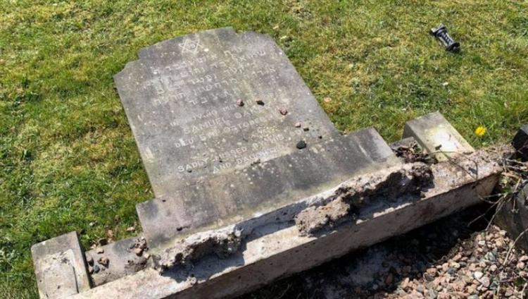 В Белфасте осквернены и разрушены еврейские могилы