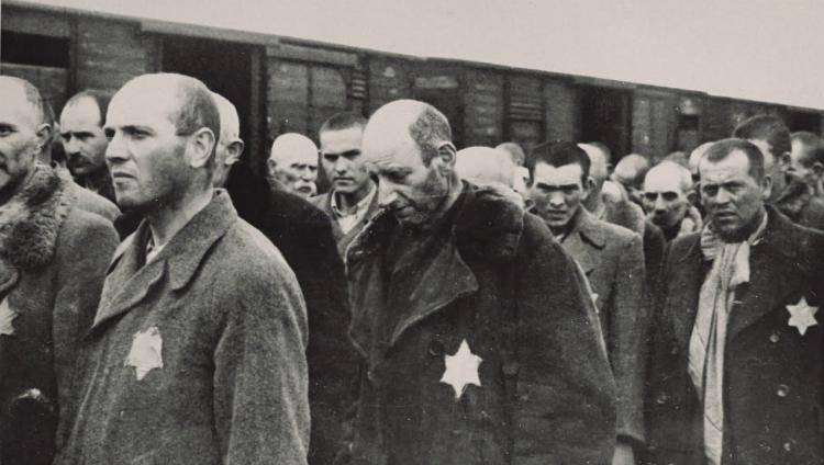 На мемориале жертвам Холокоста в Вене выбили в камне более 64 тысяч имен