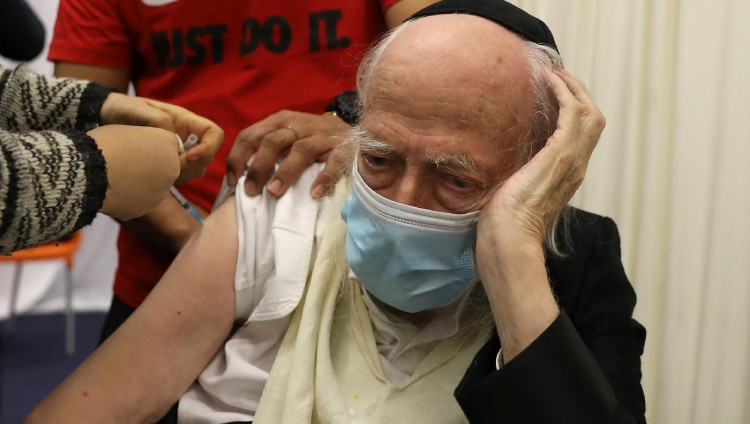 Израиль усилит защиту людей пожилого возраста от новой волны COVID