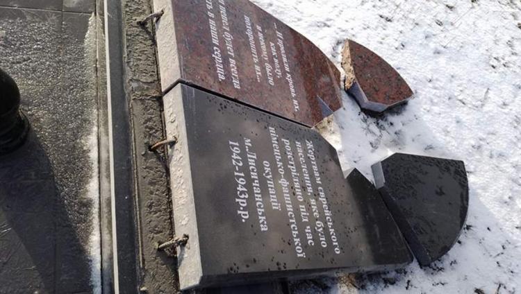 Неизвестные разрушили памятник жертвам Холокоста в Луганской области