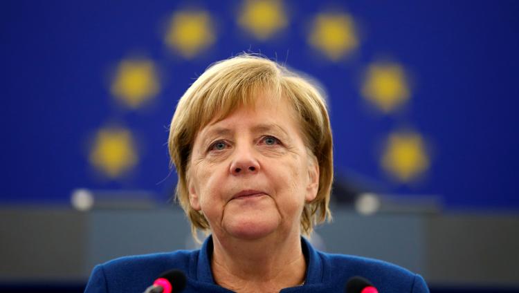 Уходящая в отставку канцлер Германии удостоена награды за борьбу с антисемитизмом