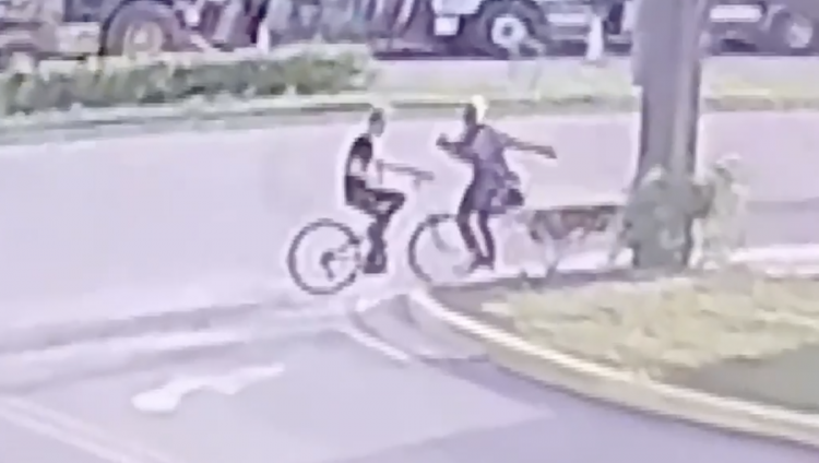Во Флориде прохожий напал на велосипедиста, говорившего по телефону на иврите