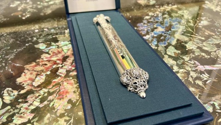 Президент Израиля подарил королю Бахрейна серебряную мезузу