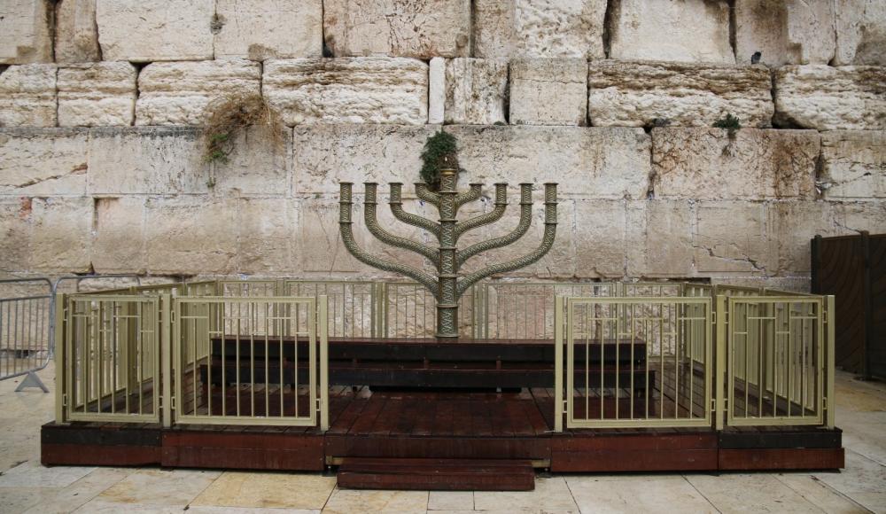 Двухметровая ханукия установлена у Стены Плача в Иерусалиме