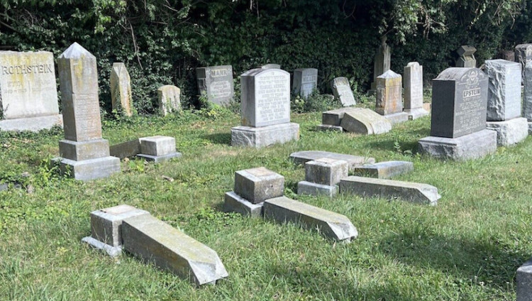 176 надгробий осквернены на двух еврейских кладбищах в Огайо