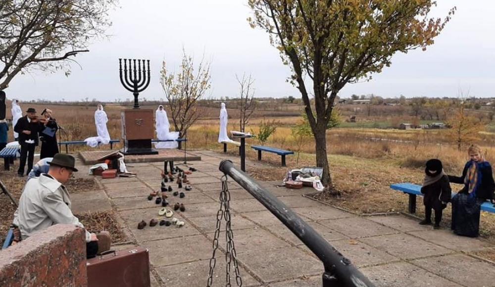 Евреи Мариуполя почтили память жертв Холокоста в поселке Агробаза