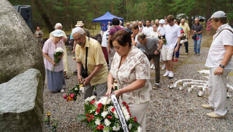 В Погулянском лесу почтили память убитых нацистами евреев Латвии
