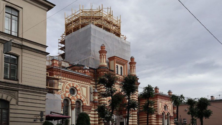 Фасады Большой хоральной синагоги в Петербурге скрыли строительные леса