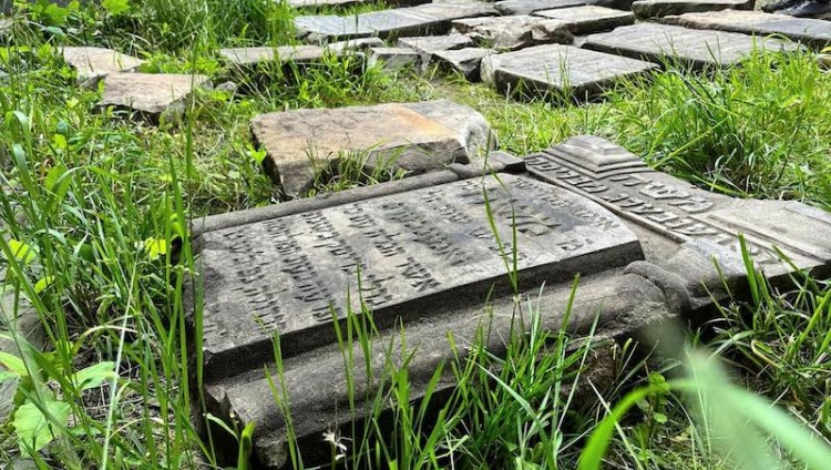 В бывшем штабе гестапо в Польше обнаружены 60 еврейских надгробий