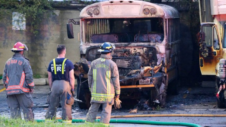 В Торонто неизвестные сожгли школьный автобус ешивы бобовских хасидов