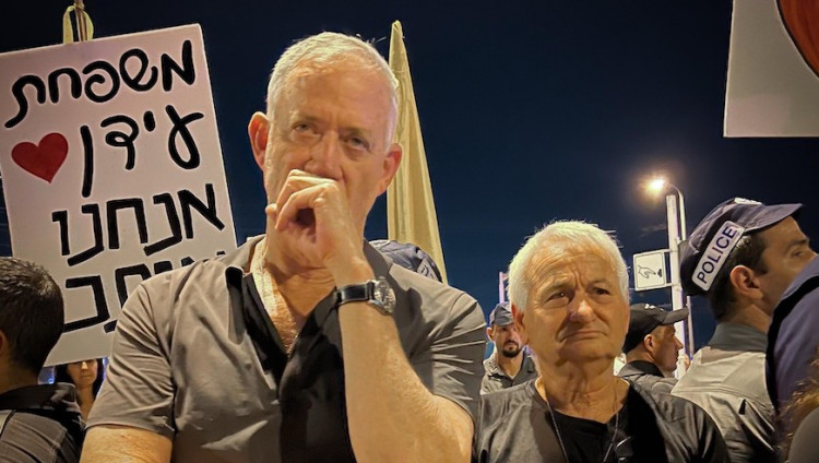 Покинувший военный кабмин Израиля Бени Ганц присоединился к акциям протеста