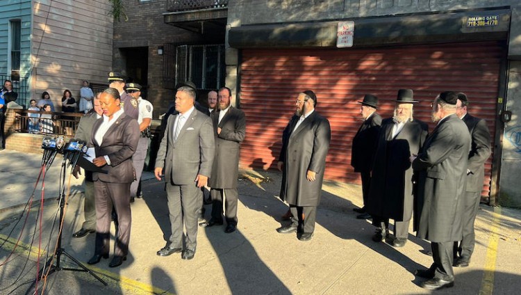 Полиция Нью-Йорка ввела режим круглосуточного патрулирования возле синагог Бруклина