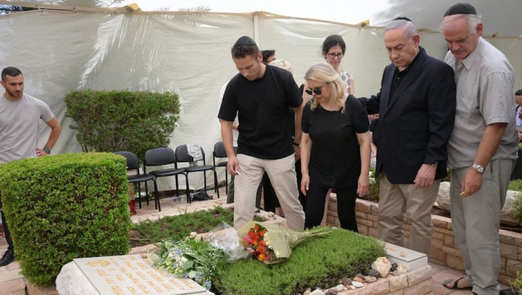 Премьер Израиля с семьей почтили память героя операции по спасению заложников в Энтеббе Йонатана Нетаньяху